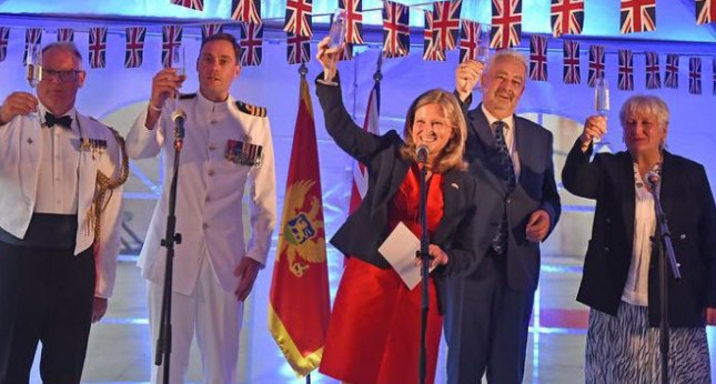 NIKAD KRAJA KOMEDIJI Britanci u anketi masovno glasali da Krivokapić ostane premijer; Za Krivokapića glasala i baronica Goldi?