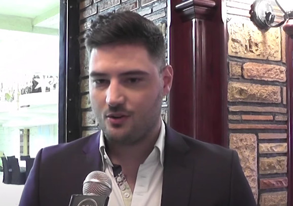 OTEO MI JE MIKROFON Ljuba Perućica se pokačio s klavijaturistom na nastupu, nastao haos!