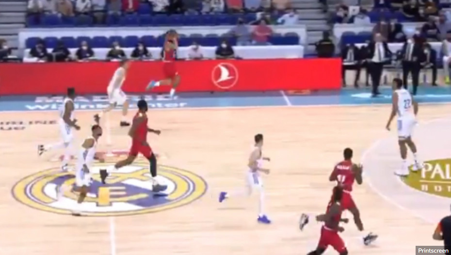 KOŠ SEZONE! Nevjerovatni Majk Džejms! (VIDEO)