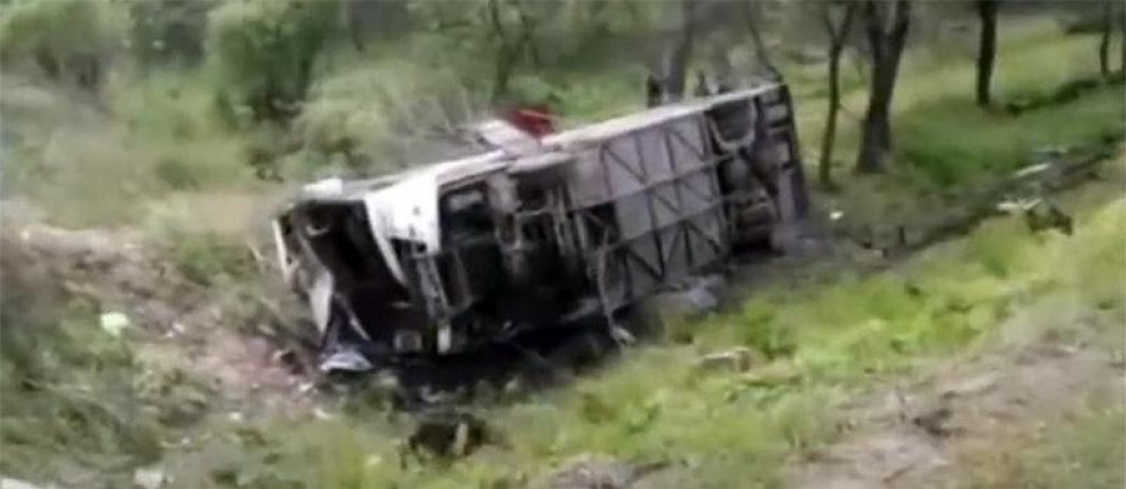 POVRIJEĐENO 12 PUTNIKA! Autobus upao u jarak