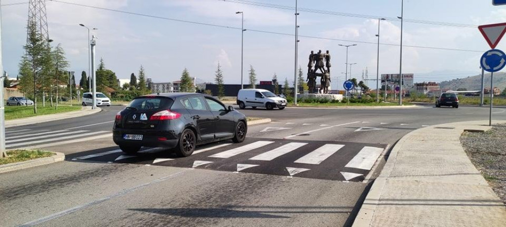 VOZAČI NEZADOVOLJNI: Smatraju da su izdignute asfaltne platforme ispred samog kružnog toka nepotrebne, a pritom i previsoke