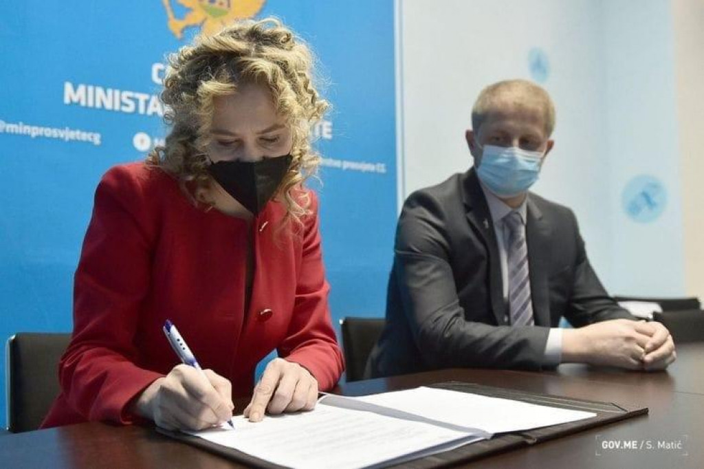 MINISTARKA VESNA BRATIĆ Potpisala je ugovor o finansiranju Srednje vjerske škole u vrijednosti od pola miliona