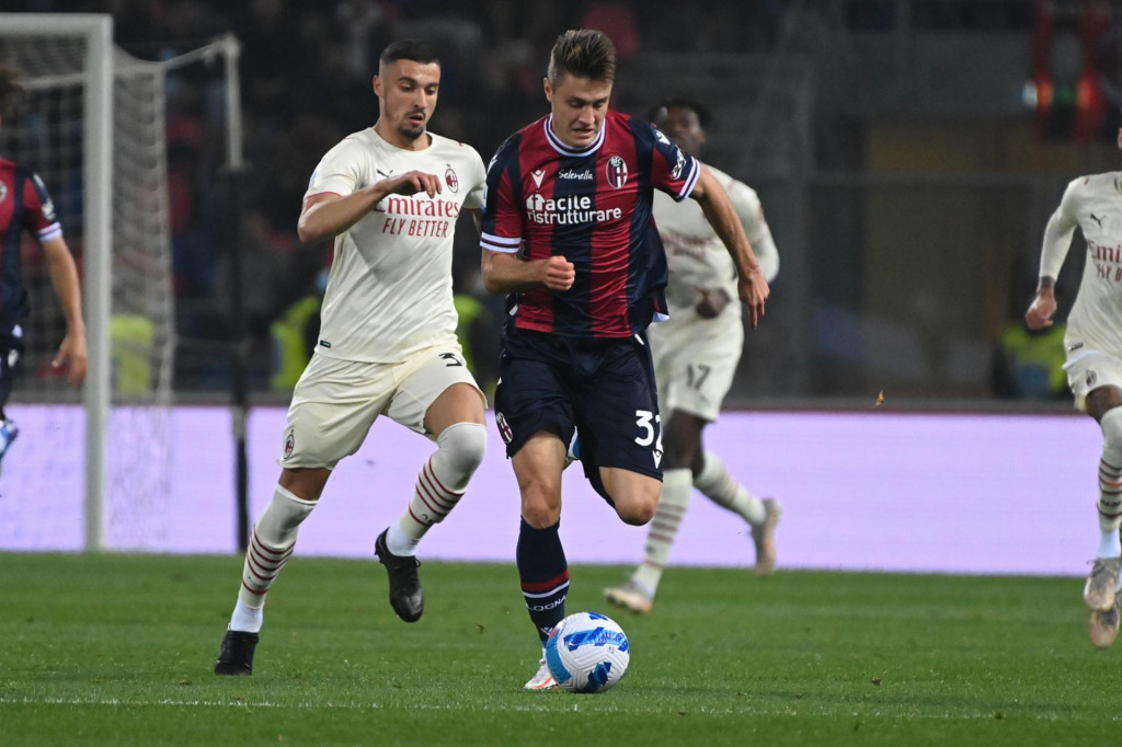 MILAN NA VRHU TABELE! Sa dva igrača manje porazili Bolonju!