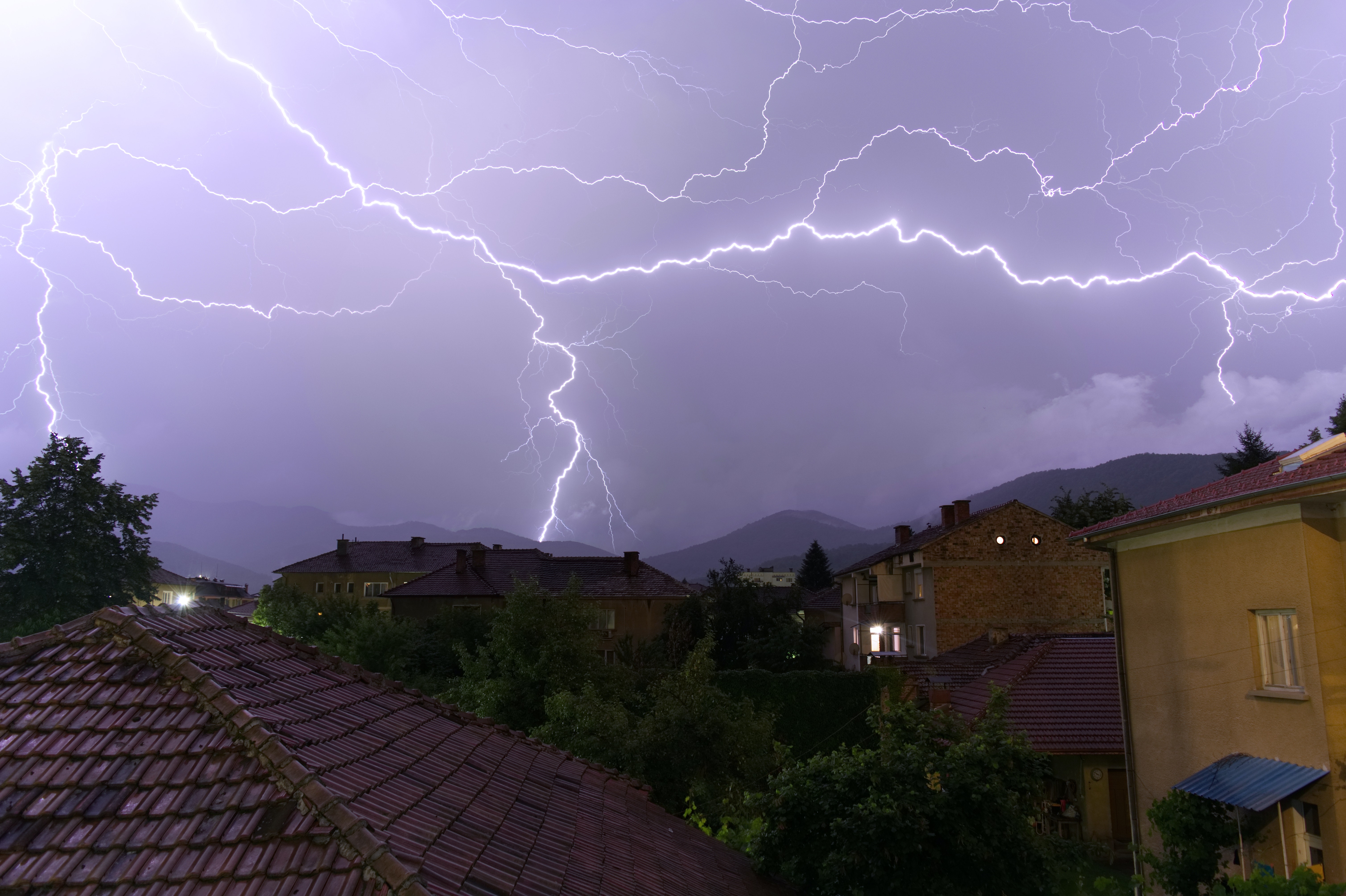 VREMENSKA PROGNOZA Danas u našoj zemlji pretežno oblačno, povremeno kiša ili pljusak sa grmljavinom