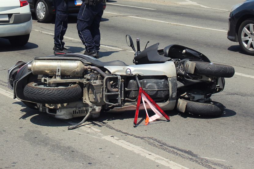 LJEKARI SE BORE ZA ŽIVOT MOTORISTE Nova jeziva nesreća u Čačku, kaciga PUKLA od udarca!