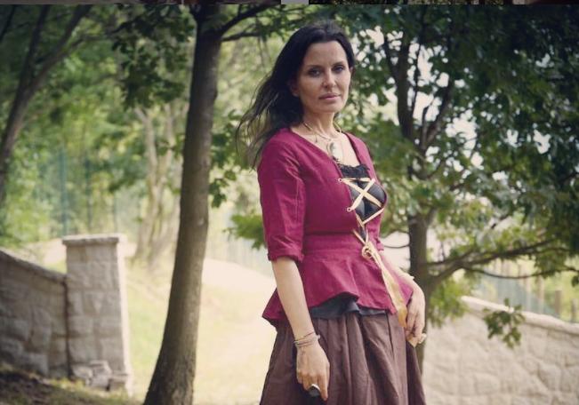 RITUALI KOJE SMO VIĐALI SAMO U HORORIMA: Elena Karaman pokazala obrede koje izvodi u kući, svi misle da je u pitanju SEKTA! (FOTO)