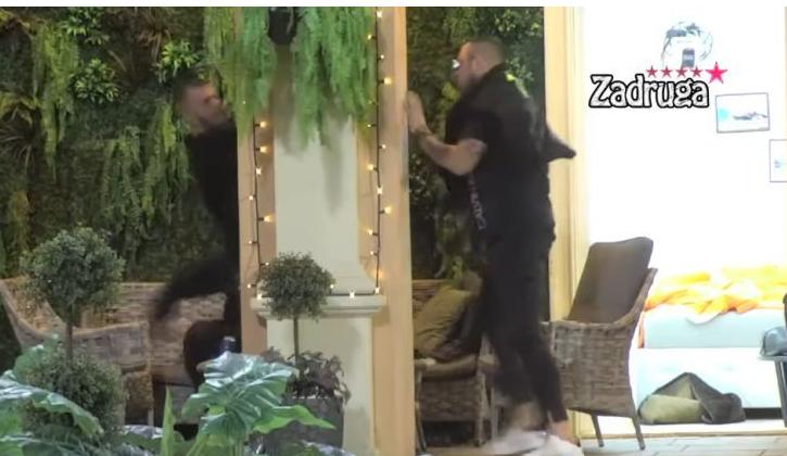 OPŠTI HAOS NA IMANJU! Damiro pijan najgnusnijim uvredama provocirao Filipa i upućivao mu brutalne prijetnje! Car ga ućutkao udarcem po glavi(VIDEO)