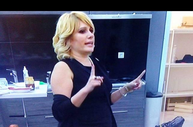 JELENA GOLUBOVIĆ POKAZALA GOLE GRUDI U PROGRAMU UŽIVO! Rijaliti zvezda uradila ovo naočigled svih prisutnih, zadrugari u šoku (VIDEO +18)