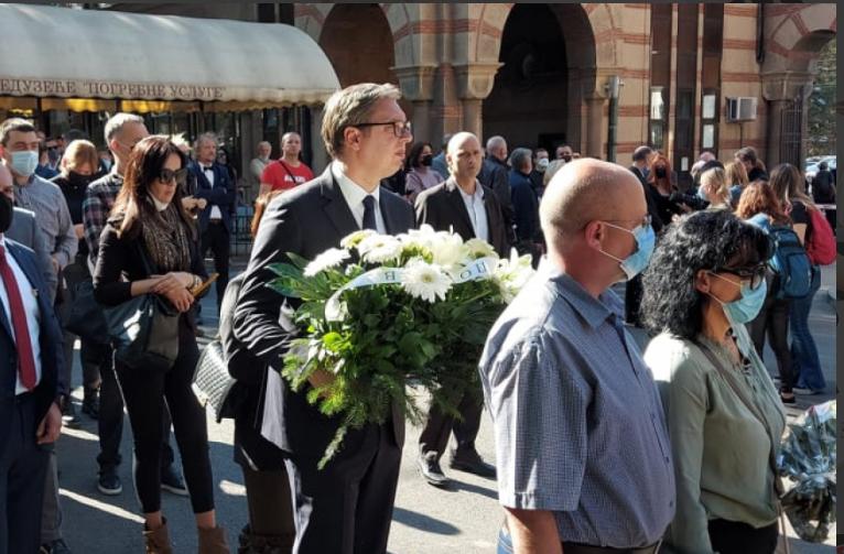 PREDSJEDNIK SRBIJE NA SAHRANI IVANA TASOVCA; Kao i svi ostali čekao je u redu kako bi se oprostio od voljenog muzičara (FOTO)