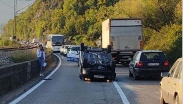 ŽENA ZASPALA ZA VOLANOM I IZAZVALA NEZGODNU!? Vozilo se prevrnulo na krov kod Virpazara