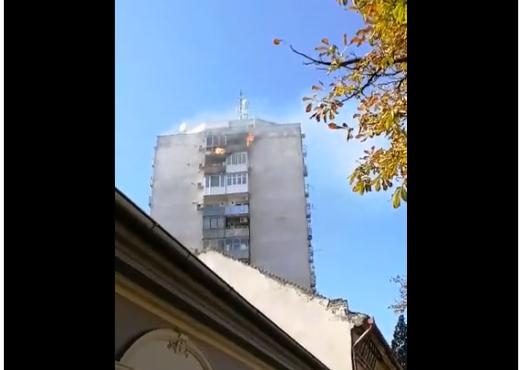 ZA DLAKU IZBJEGNUTA TRAGEDIJA U PANČEVU Baka spremala ručak na terasi, a onda je krenula vatrena stihija! (VIDEO)