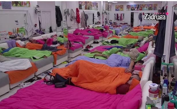 NIŠTA IM NE PREDSTAVLJA PROBLEM! Milica i Mensur se zavukli pod jorgan, pa pred PUNOM sobom, imali VRELU AKCIJU! (VIDEO)