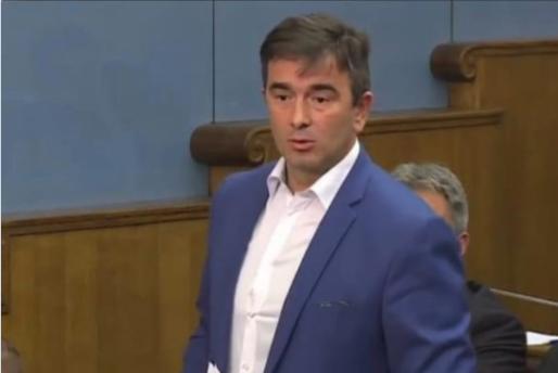 MEDOJEVIĆ TVRDI DA KRIVOKAPIĆ I ABAZOVIĆ NIJESU DORASLI TRENUTKU Narod ne zaslužuje ovakve karikature od državnih funkcionera