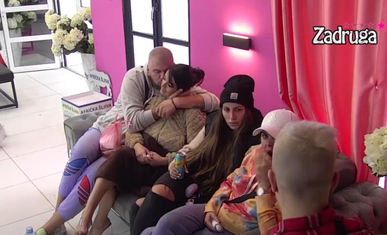PAO JE I POLJUBAC U USTA! Spremni su da ponove aferu, samo ko će pohvatati sa kim je sve Janjuš ovih dana? (VIDEO)