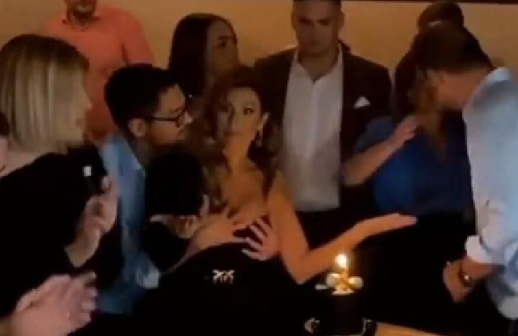 NIJE ZNALA ŠTA JU JE SNAŠLO! On nije mario za goste pa ju je na sred proslave mazio po grudima pred svima (FOTO)