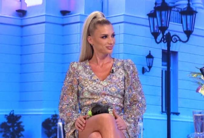 I MILICA KEMEZ POSTAJE PJEVAČICA! Fatalna plavuša u noćnom klubu pjevala brojne hitove sa estrade! (FOTO)