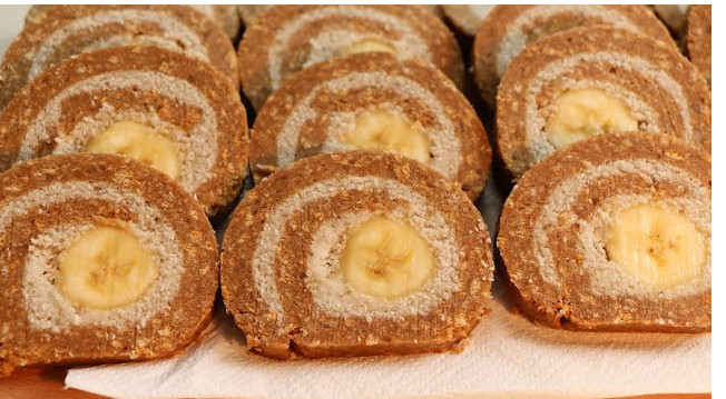 NE KUVA SE I NE PEČE SE, A DOBIJE SE PUNA TACNA: Rolat sa bananama, čokoladom i mlјevenim keksom (VIDEO)