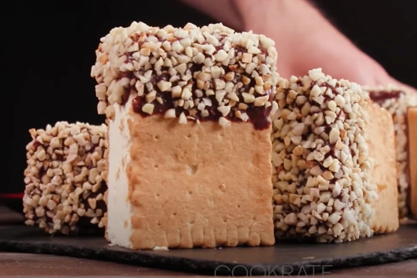 RECEPT DANA: Sendvič kolač bez pečenja – preukusna poslastica sa kremastim vanila filom spremna očas posla!
