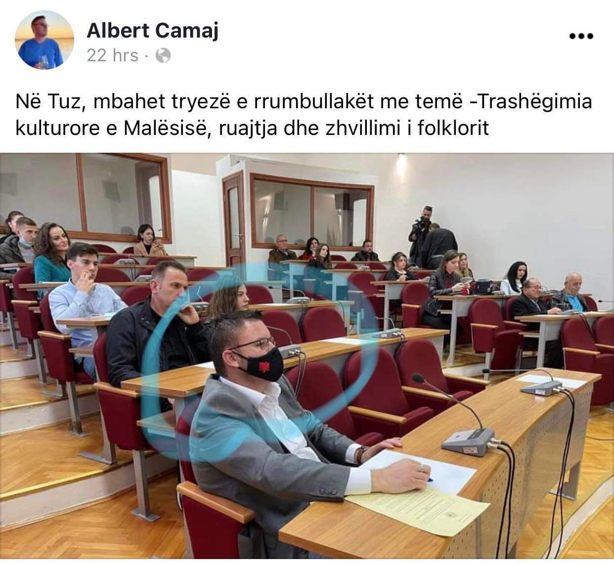 SVE JE ISTO KAO PRIJE! Službenik opštine Tuzi nosi masku sa grbom Albanije, niko ne smije da reaguje! Vlada se ne oglašava