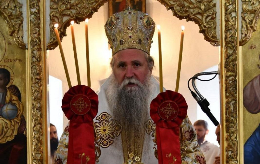 Badnji dan - praznik ljubavi i pomirenja: Mitropolit Joanikije osveštao badnjake ispred Cetinjskog manastira
