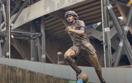 TIK UZ TRAVU STADIONA KOJI NOSI IME PO NJEMU! U Napulju otkrivena statua Maradoni!