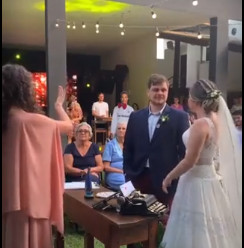 VIDEO KOJI JE POSTAO HIT U SVIJETU Mlada hitno prekinula venčanje jer je "imala preča posla"