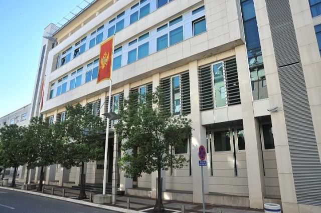 POLITIČKIM PATRIJAMA ZA NOVEMBAR ISPLAĆENO PREKO 400.000 EVRA! Jedna je dobila ubjedljivo više nego ostale