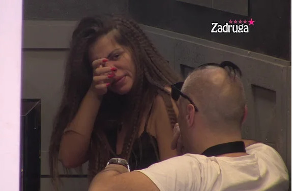 DALILA U SUZAMA Slušala pjesmu koju su izvodili njen suprug i zadrugari