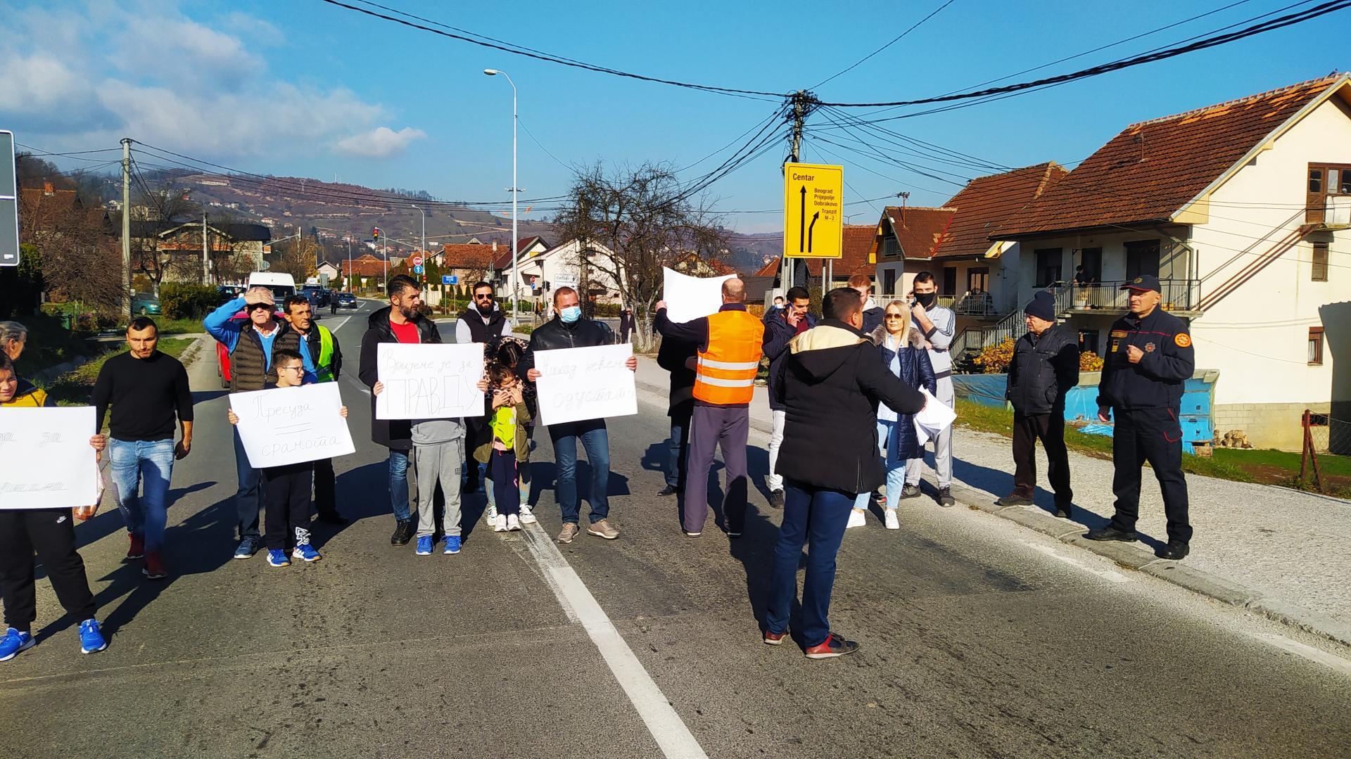 PROTEST RODITELJA INFICIRANIH BEBA: Pola sata blokirali magistralu Bijelo Polje - Ribarevine