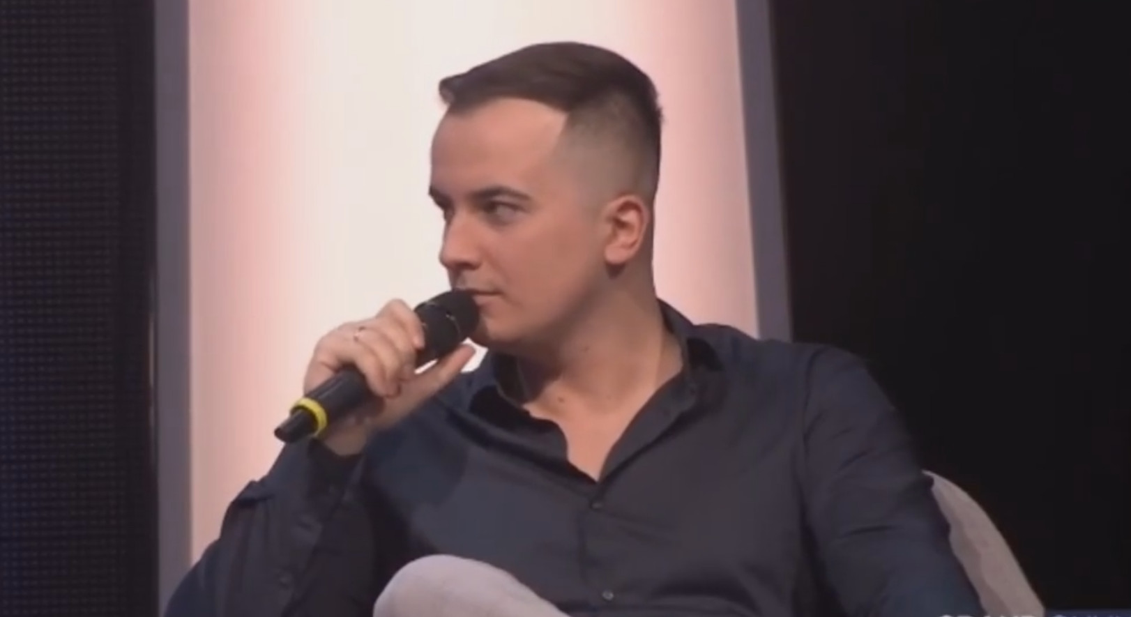 ZBOG NJEGA JE CIJELI STUDIO VRIŠTAO OD SMIJEHA: Nemanja Petrović imitirao Sašu Popovića (VIDEO)