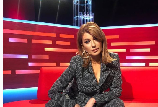 BUJNE GRUDI U PRVOM PLANU Viki Miljković u nikad brutalnijem izdanju na snimanju nove sezone Zvezde Granda