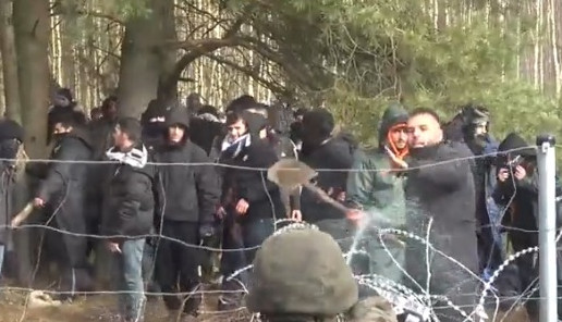 TUGA! Preminulo 50 migranata u kamionu na velikoj vrućini
