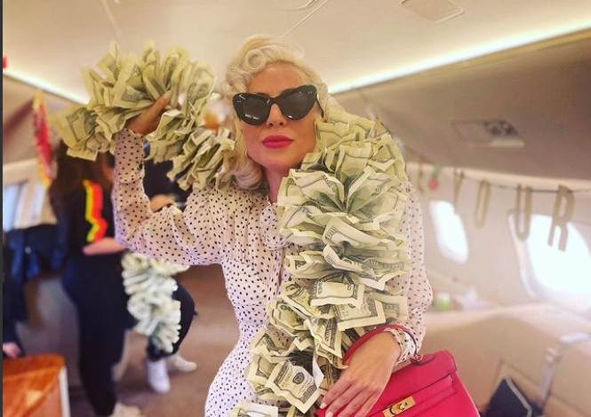 NI LADY GAGA JOJ NIJE ODOLJELA: Crvenim tepihom prošetala najpoželjniju frizuru sezone (FOTO)