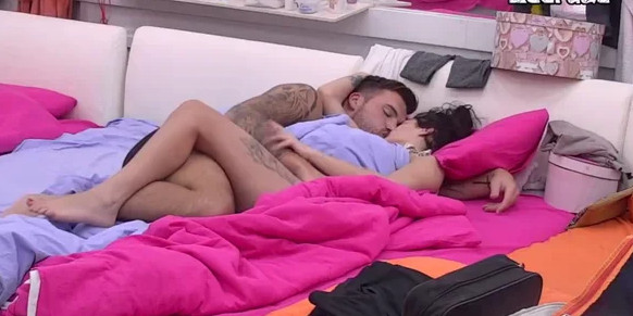 NE MARE ZA DRUGE! Marko i Viki se prepustili strastima, pa pred svima RAZMJENJIVALI NJEŽNOSTI! (VIDEO)