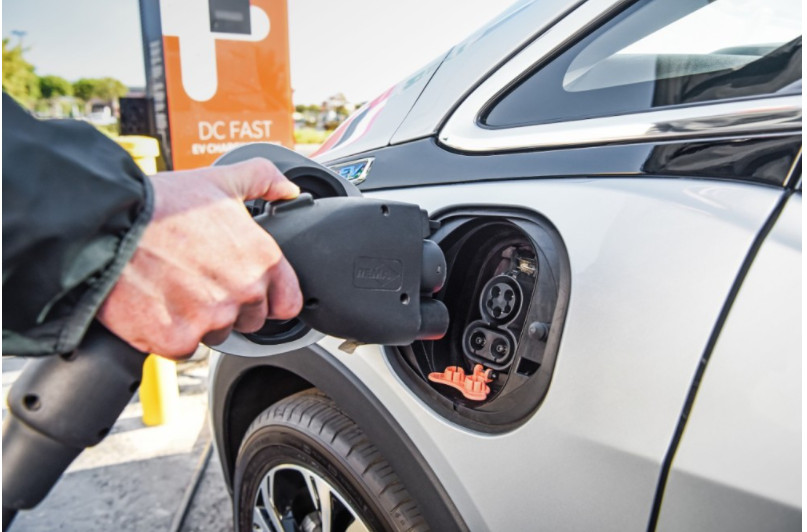 PLANIRAJU DA ZABRANE PRODAJU AUTOMOBILA NA BENZIN I DIZEL: Nove zgrade u Britaniji će morati da imaju priključke za punjenje električnih vozila