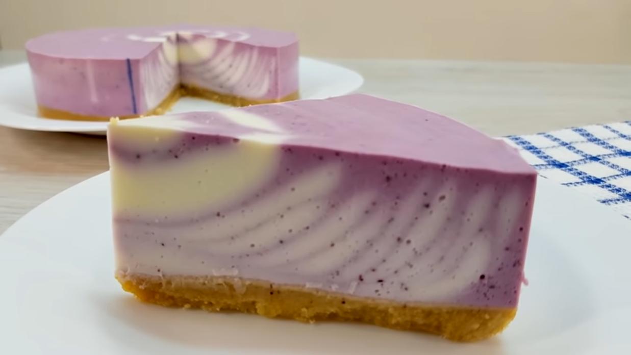 TORTA SA KEKSOM I BOROVNICAMA: Bez rerne u par koraka napravite slatkiš za slavu - gosti će biti oduševljeni