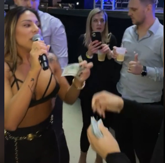 SANDRA AFRIKA ZA PAR SEKUNDI DOBILA BRDO PARA!  - Snimak pokrenuo lavinu komentara! (VIDEO)