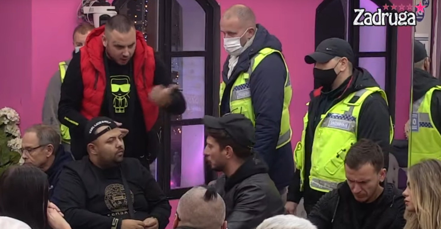 OPŠTI HAOS! Pljušte uvrede i psovke, obezbjeđenje razdvajalo Cara i Mihića!