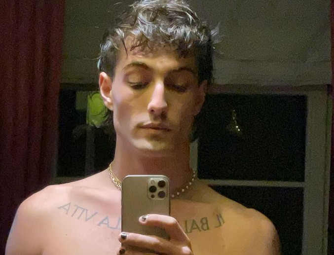 DAMIANO NE PRESTAJE SA IZNENAĐENJIMA Evo kako je čestitao fanovima Božić