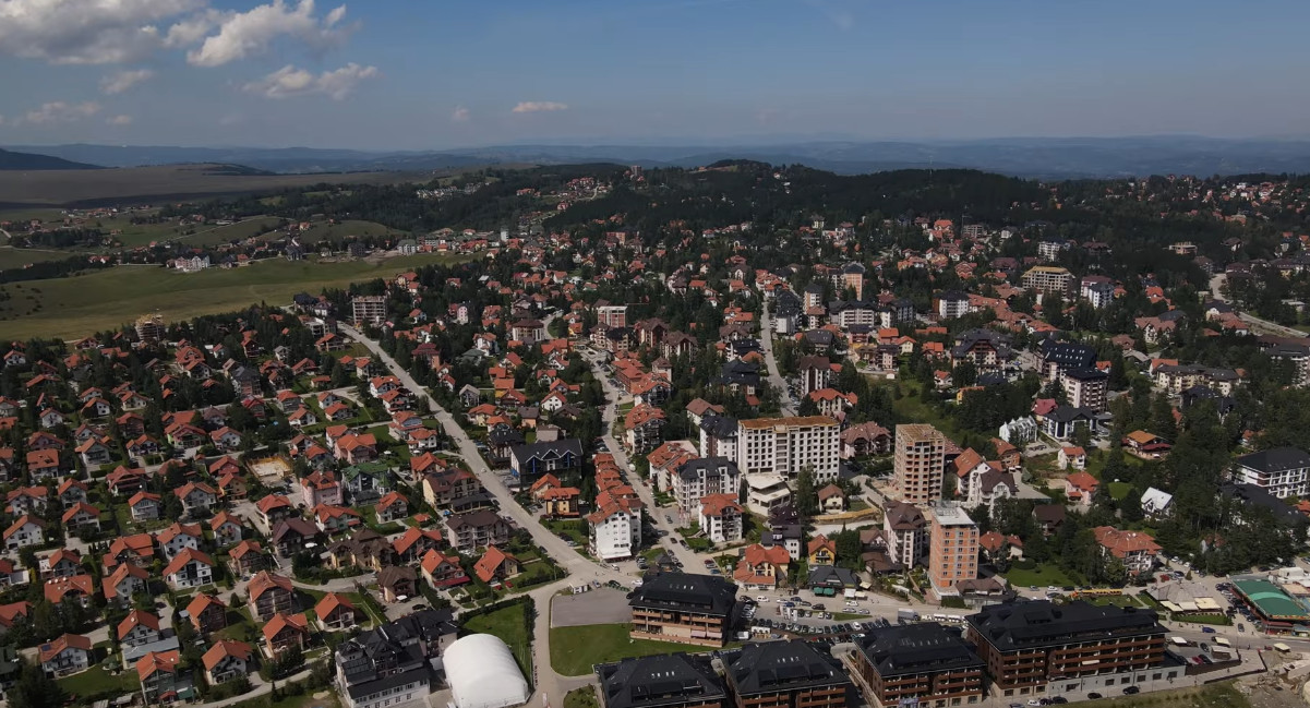MUP SRBIJE KRENUO U AKCIJU! Udar na nekretnine na Zlatiboru koje grade crnogorski tajkuni da bi prali pare!
