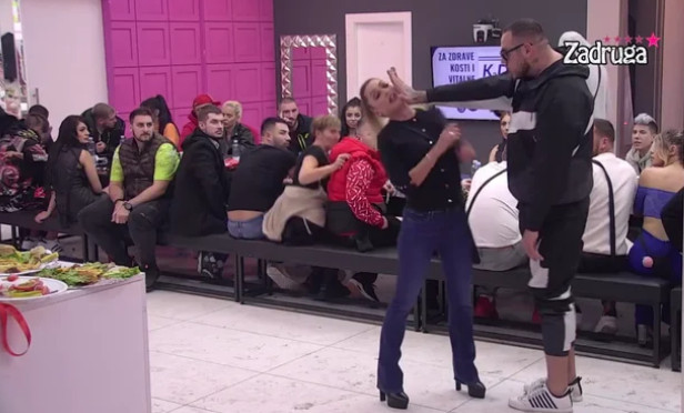 OBEZBJEĐENJE IH JEDVA OBUZDALO! Sandra i Filip se unijeli jedno drugom u facu, PLJUŠTALE UVREDE!