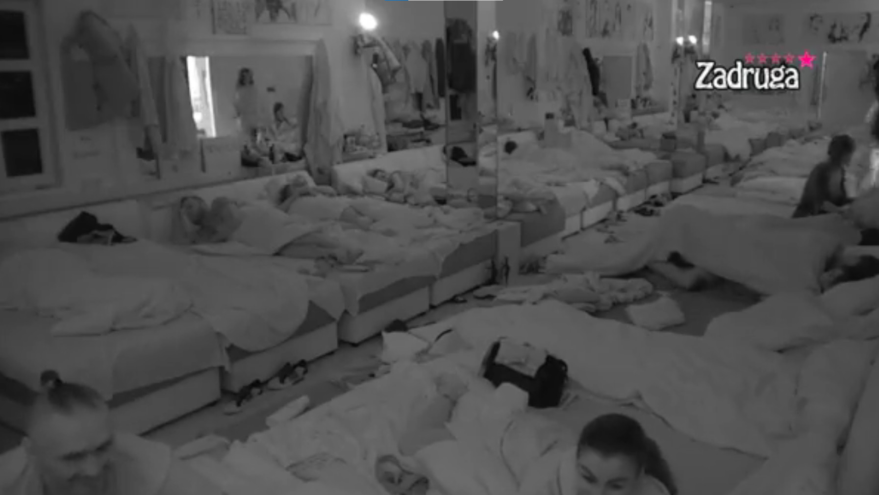UZAVRELE STRASTI! Viktorija se skinula, Marko je privukao uz sebe.. SPREMNI ZA VRELU AKCIJU! (VIDEO 18+)