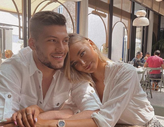 LUKA JOVIĆ POKAZAO TREĆEG NASLEDNIKA! Sofija drži sina u naručju i blista! (FOTO)