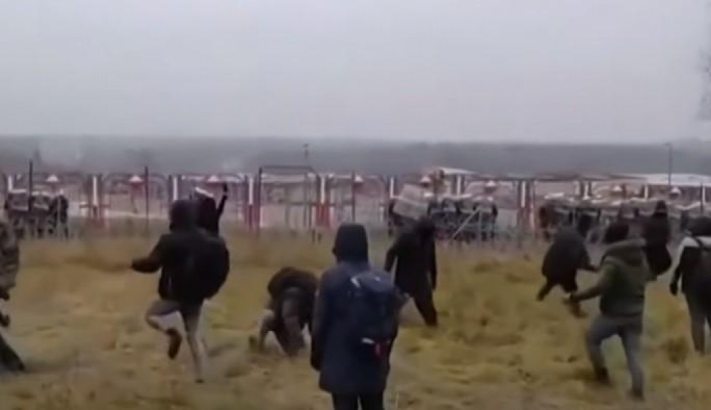 HAOS NA GRANICI EVROPE Povrijeđena četiri vojnika u sukobu sa migrantima