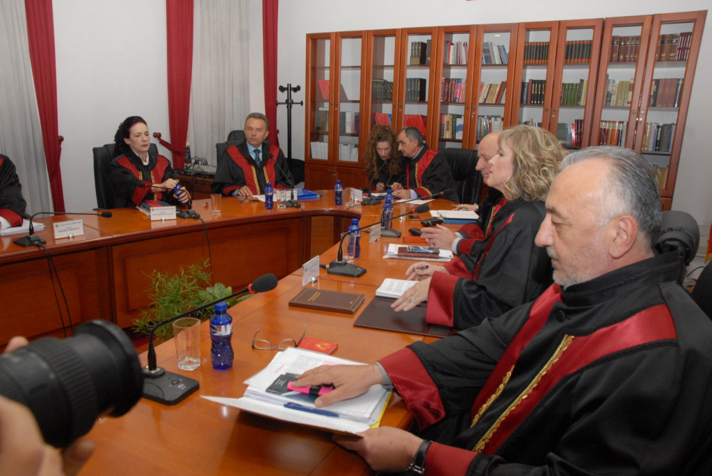 PODNIJETA INICIJATIVA USTAVNOM SUDU Funkcionerima treba ukinuti zarade nakon isteka mandata