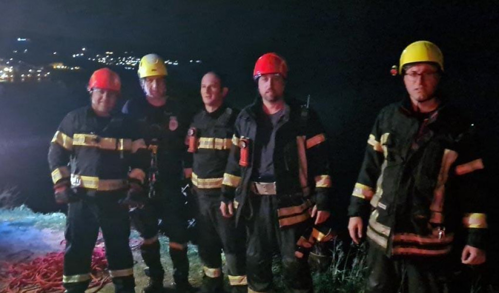 HEROJSKI PODVIG! Vatrogasci iz Bara spasili čovjeka po OLUJI iz provalije!