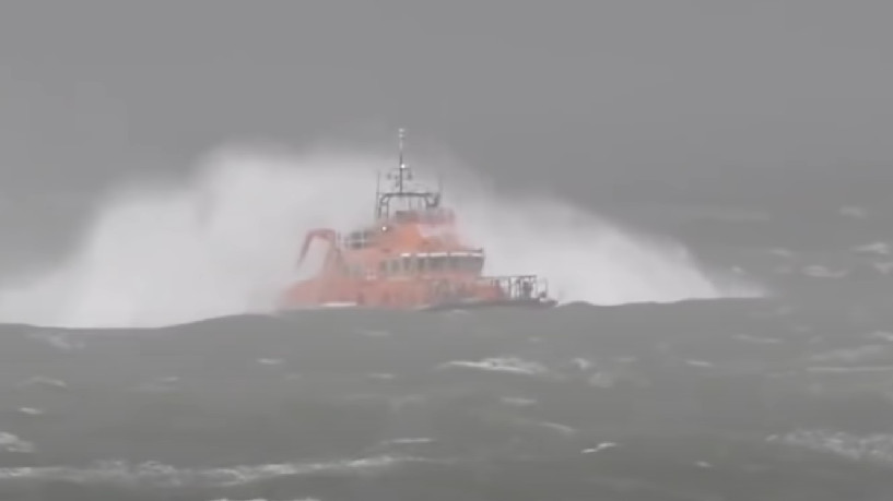 NEVRIJEME U VELIKOJ BRITANIJI Udari vjetrova brzine od 160 km na sat, više od 80.000 domova bez struje (VIDEO)