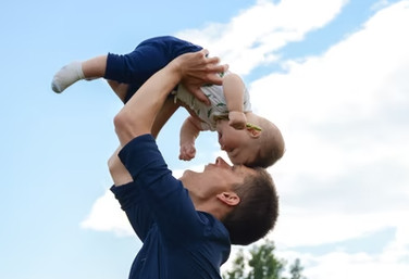 SREĆNIJI SU NEGO MAJKE Naučno dokazano da MUŠKARCI više uživaju u roditeljstvu nego ŽENE