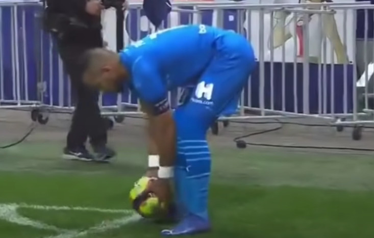 FUDBAL U DRUGOM PLANU Pogodio flašom Pajea, pa dobio ŠAMAR (VIDEO)