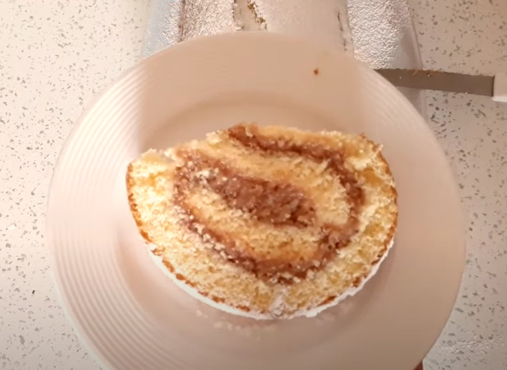 JESENJA POSLASTICA Rolat sa jabukama i bademima